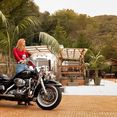 Caravana Airstream Vintage Del 67 En Orrius, Barcelona Campsite *
