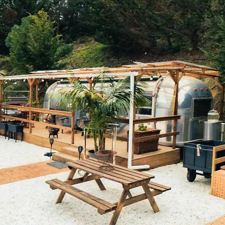 Caravana Airstream Vintage Del 67 En Orrius, Barcelona Campsite *