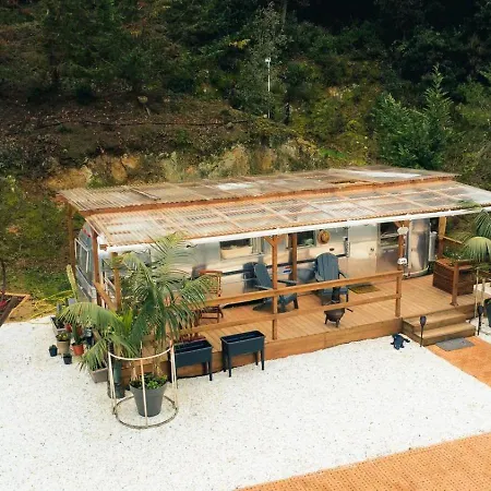 Caravana Airstream Vintage Del 67 En Orrius, Barcelona Campsite *